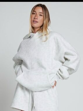 Comfort-Embroidered White Hoodie color is SNOW LEOPARD 🩶🤍 smoke free home
